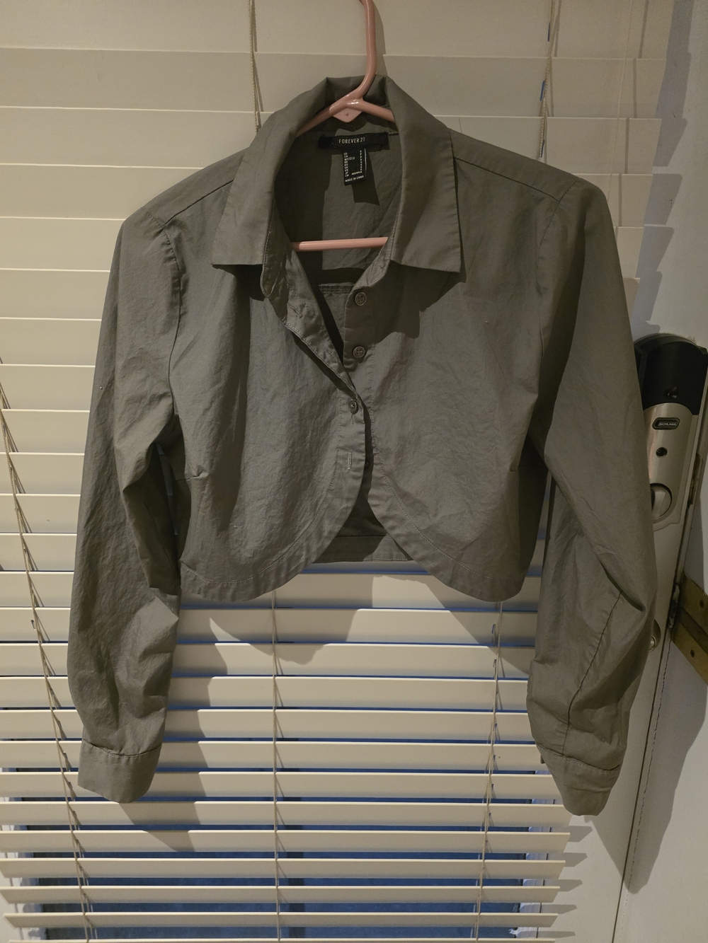 Forever 21 Gray Cropped Button-Up Long Sleeve Shirt.